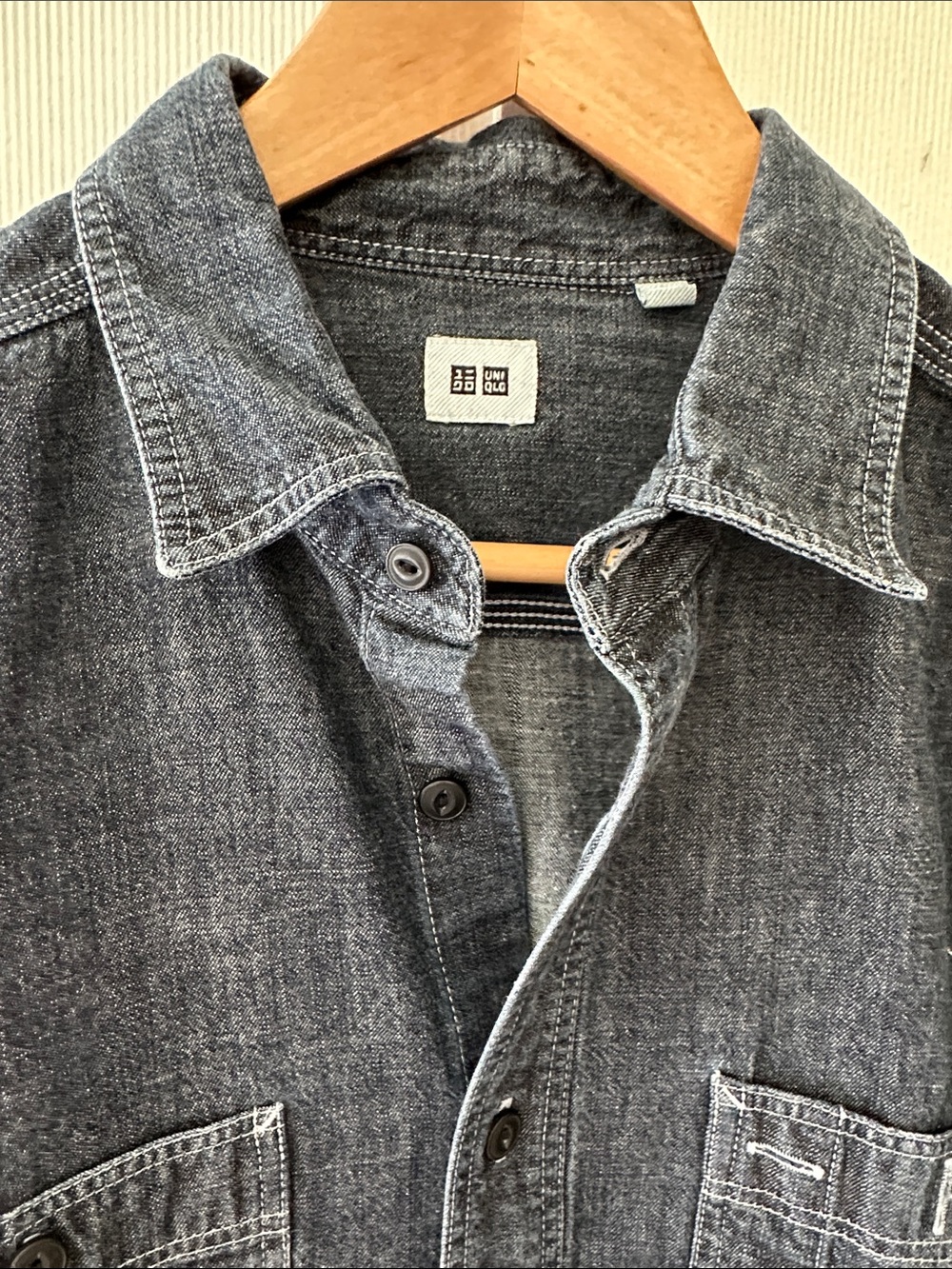 Uniqlo Men’s Dark Indigo Denim Button-Down Shirt - Picture 3 of 4